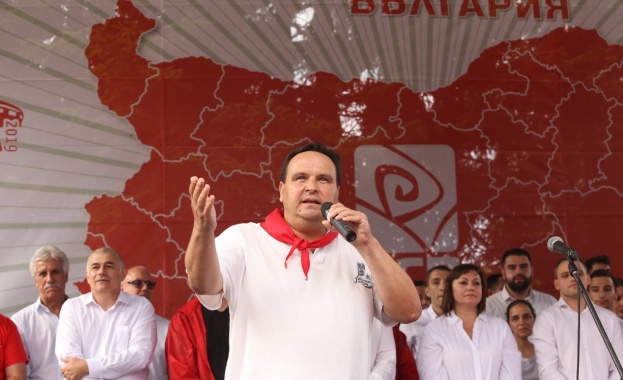 Събрали сме се тук на Историческа поляна под връх Бузлуджа