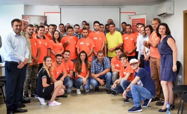 Над 40 стажанти се включват в лятното стажантско училище на