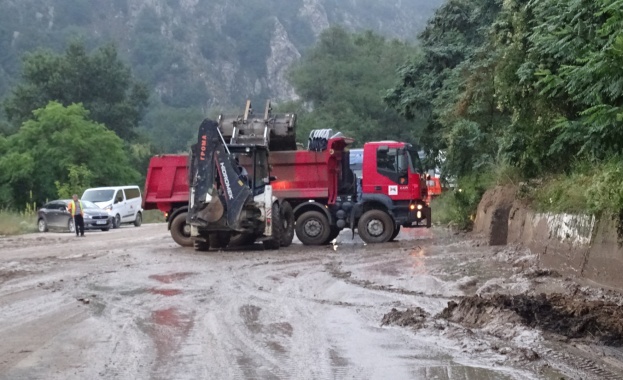 Кално свлачище от 200 кубически метра се изсипа и вече