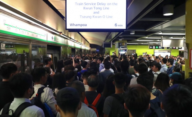 Стотици протестиращи в Хонконг блокираха железопътния транспорт в сутрешния час