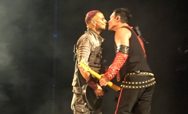 пол Ландърс и Ричард Кръсп от Рамщайн споделиха целувка на