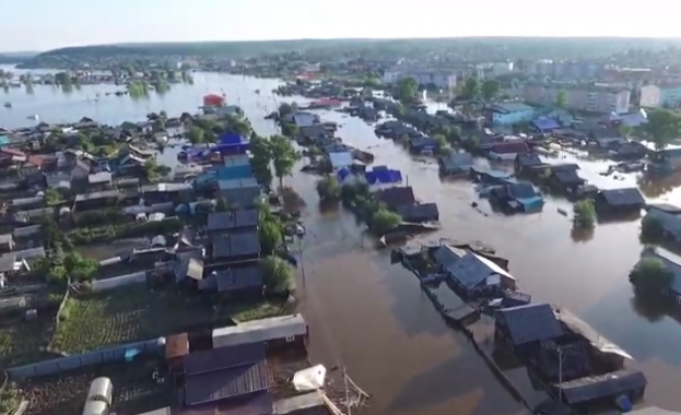Ново наводнение потопи руския град Тулун в Сибир Водите на
