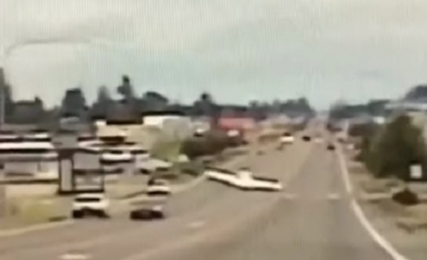 Самолет кацна на шосе пълно с автомобили в американския щат