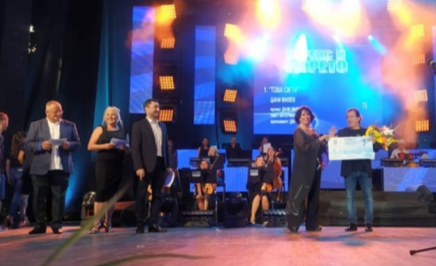 Певецът Дани Милев спечели конкурса Бургас и морето 12 песни финалисти