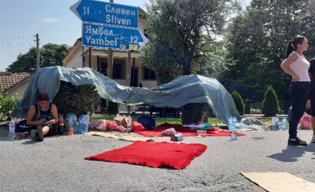 Втора нощ бе затворен главният път Сливен Ямбол от