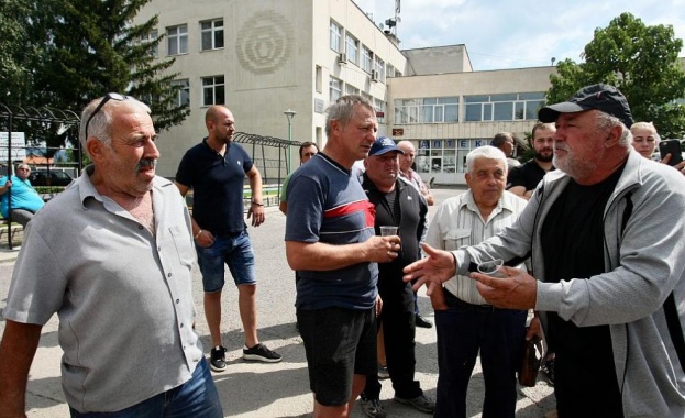 Няколкото мъже които са се появили на площада на селото