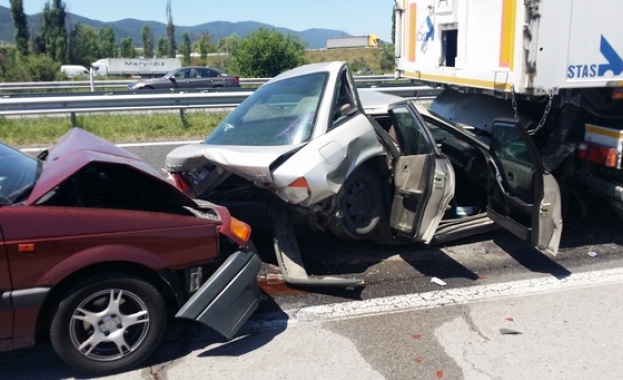 Катастрофа с материални щети затруднява движението по АМ Тракия в