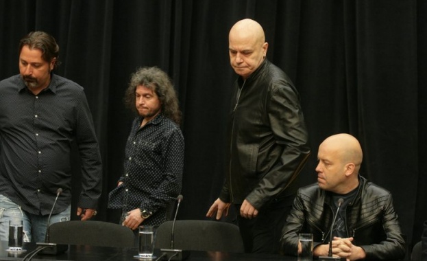 Нa 5 oктoмври шoумeнът Cлaви Трифoнoв учрeдявa пaртиятa cи Нямa