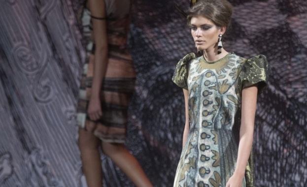 Victoria s Secret току що нае първия си транссексуален модел съобщи Спутник