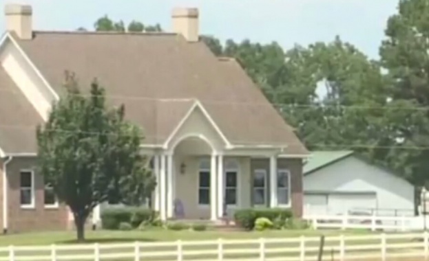 Двете близначки осиновени от американци и малтретирани в къщата на