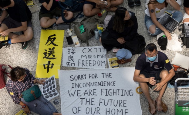Стотици демонстранти започнаха тридневна седяща стачка на летището в Хонконг