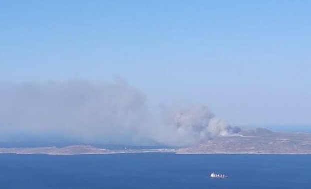 Голям пожар бушува на гръцкия остров Елафонисос съобщават местните медии