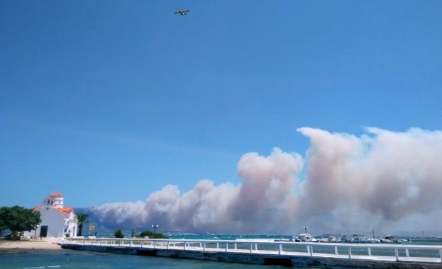 Повече от 50 горски пожара бушуват на територията на Гърция