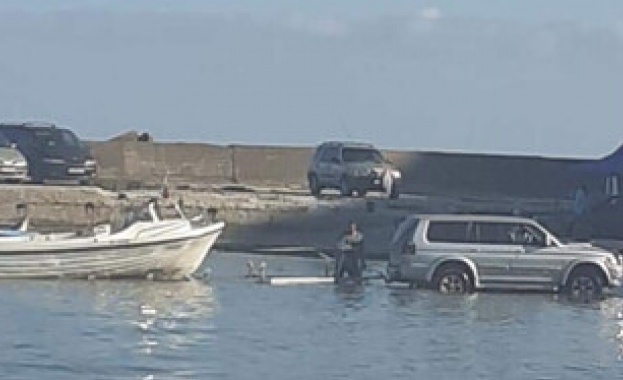 Джип влезе в морето на плаж Болата Това сигнализира зрител