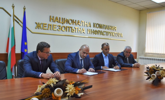 Днес беше подписван договора за модернизацията на железопътен участък Костенец Септември