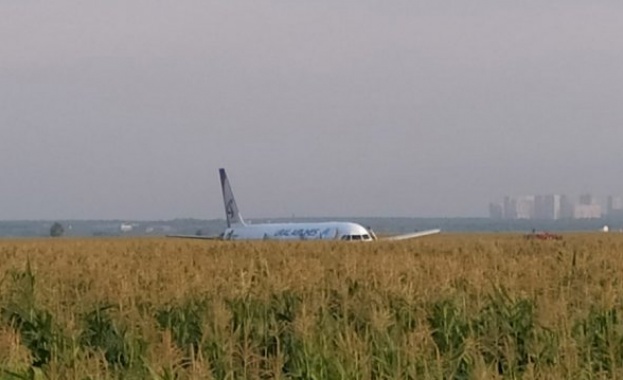 Пилотите които спасиха стотици пътници при инцидент в Русия се