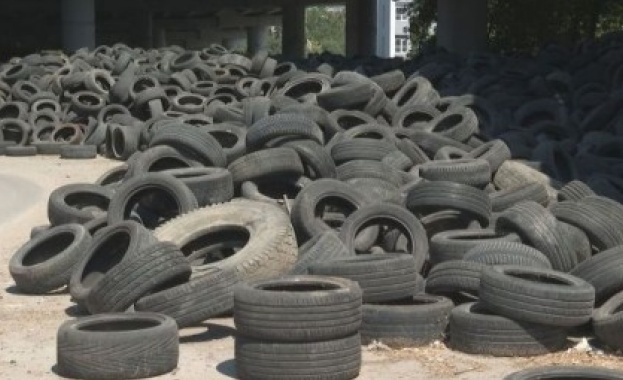Планина от стари автомобилни гуми се складират от Община Варна
