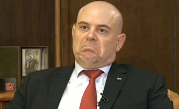 Въпреки всички съмнения около имуществото на жената с която живее