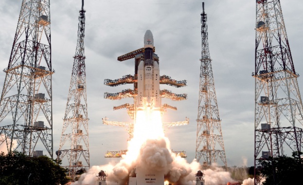 Индийският космически апарат „Чандраян-2 навлезе в лунна орбита, като така