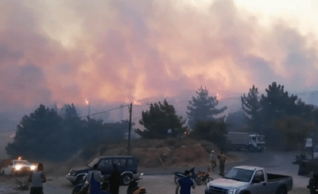 Стотици туристи бяха евакуирани от хотели и плажове на гръцкия