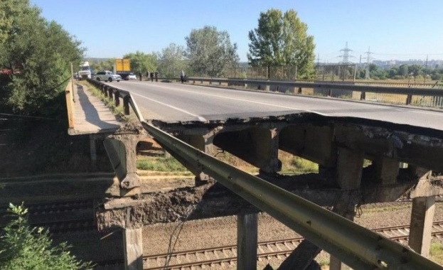 Част от автомобилен мост пропадна в Харков тази сутрин Няма