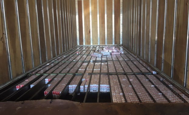 Близо 330 000 къса нелегални цигари задържаха митнически служители от