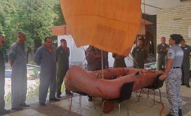 Курс по оцеляване на летателен състав в морска среда и