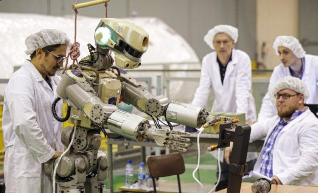 Корабът който носи на борда си човекоподобния робот Фьодор успя