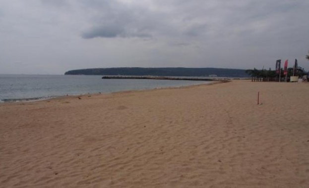 Неохраняемата зона на плажа в Шкорпиловци е превърната в сметище