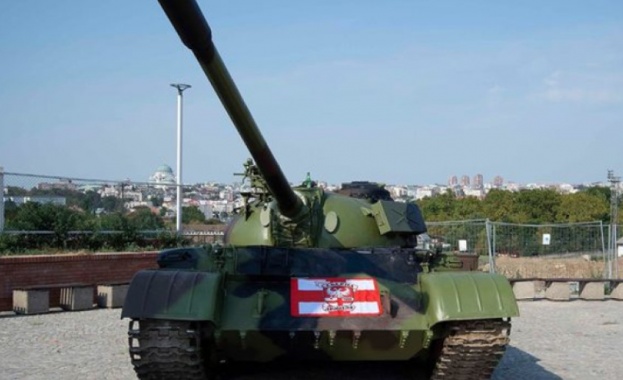 Съветски танк бе паркиран пред стадиона на Цървена звезда преди