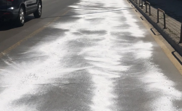 Започва обработка с цел почистване на пътните платна засегнати от