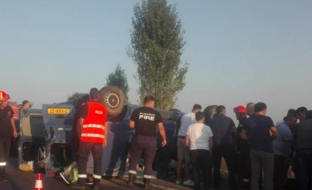 Бус с гастарбайтери се обърна на АМ Тракия след зрелищна