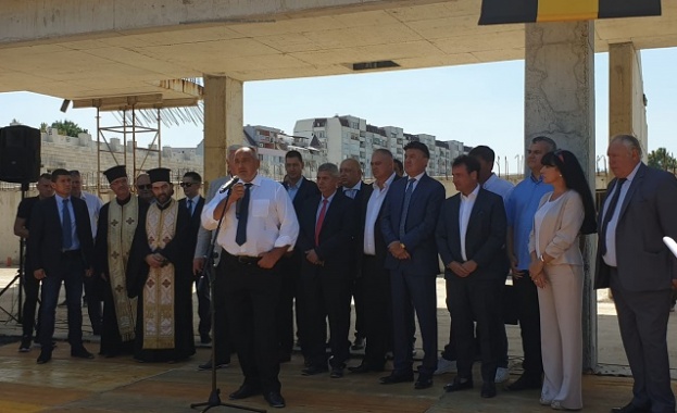 Министър председателят присъства на възобновяването на строителните дейности на стадион Христо