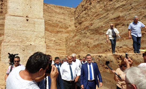 Министър-председателят Бойко Борисов посети археологическите проучвания на най-голямата надгробна могила