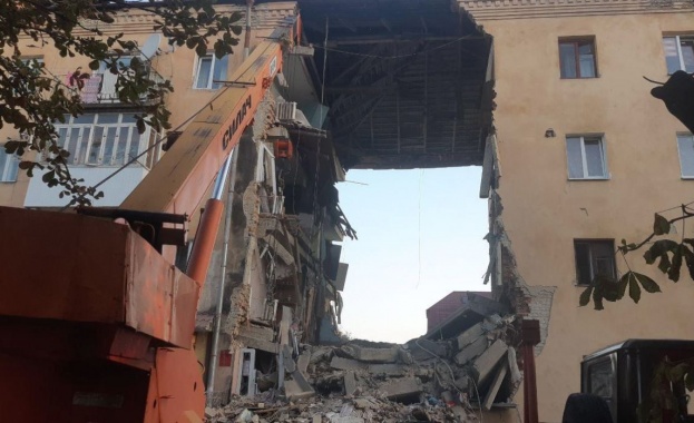 Осем души са загинали при срутване на жилищен блок в