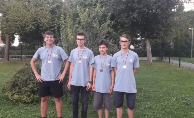С четири медала се завръщат българските ученици от отбора по