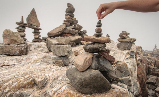 Градове във Франция призовават туристите да не оставят камък върху