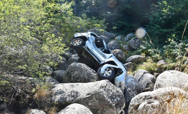Джип Тойота паркира върху геоложкия феномен Златните мостове в Природен