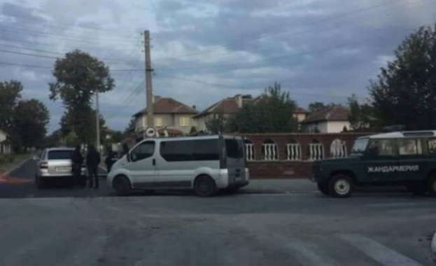 Град Левски осъмна блокиран от полиция и жандармерия. При акцията