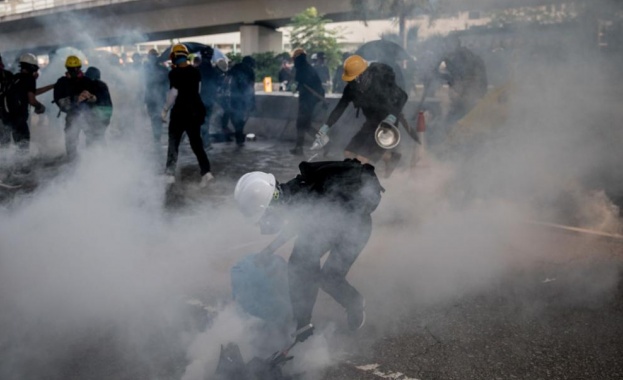 Хонконгският активист за демокрация Джошуа Уон беше арестуван в навечерието