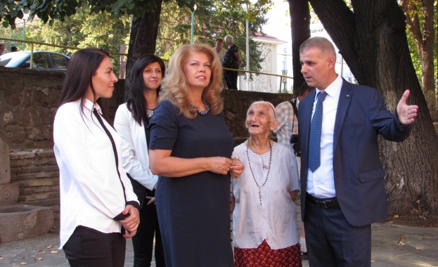 Погрешно е постоянно да се оплакваме че сме на дъното