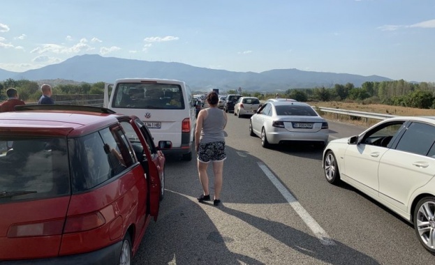 3 километра е опашката от чакащи автомобили в съботния ден
