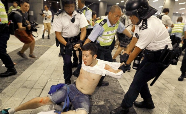 Хонконгската полиция задържа 40 участици в безредиците в метрото Служителите