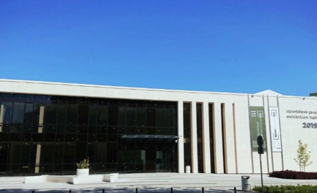 С изложбата Минимализъм BG на 37 български художници от четири поколения