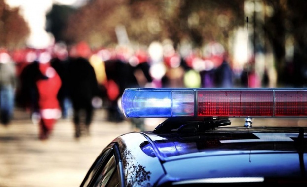 Няколко души са ранени а други блокирани след експлозия