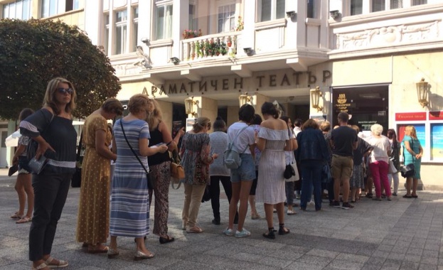 Опашки за билети се извиха пред касата на Драматичен театър-Пловдив