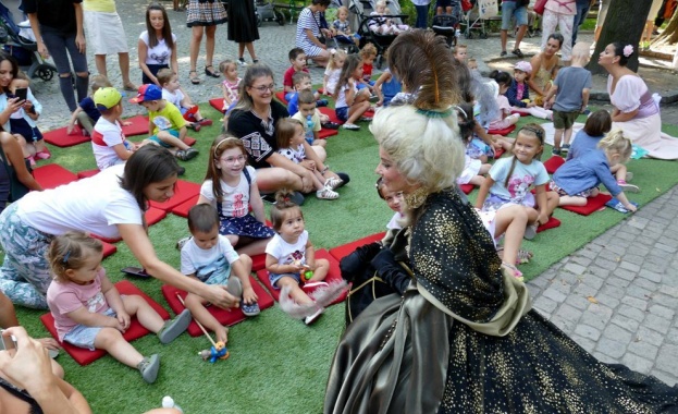 Оперен спектакъл за бебета бе изнесен във Виенския павилион в