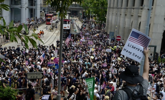 Стотици продемократични активисти протестираха пред американското консулство в Хонконг в