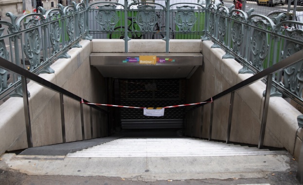 Париж е буквално парализиран от най мащабната транспортна стачка от 12