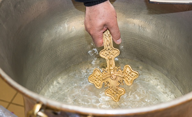 Руски свещеници ръсиха светена вода от борда на самолет докато